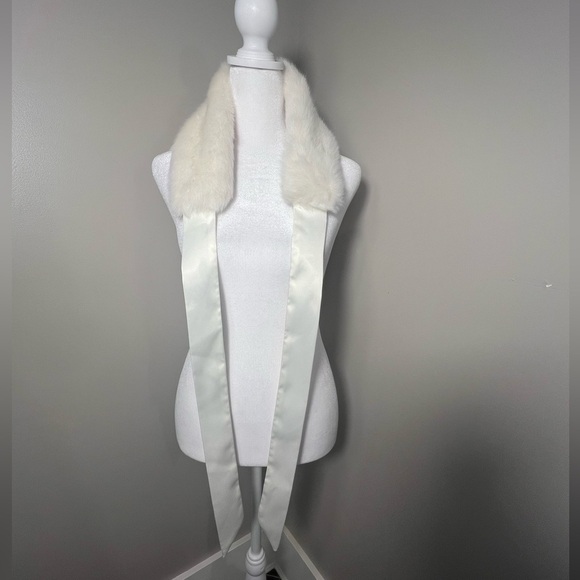 NWT BETMAR New York faux fur neck warmer winter white scarf - Picture 3 of 11